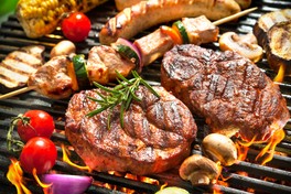 シェフが焼き上げた食べ応えのあるメイン料理