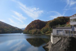 駒ヶ岳ダムから紅葉で彩られた渓谷を鑑賞できる