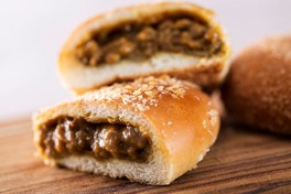 カレーパンまつりではさまざまなカレーパンが食べられる