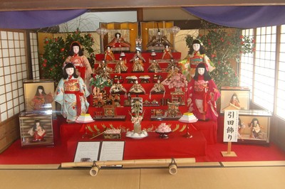 酒としょう油の醸造業を営んでいた商家の邸宅跡に、さまざまなひな人形が飾られる　※画像は過去開催時の展示風景