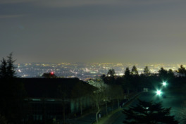 展望台から南東方向を見た夜景。手前に渋川市、奥に前橋市を望める