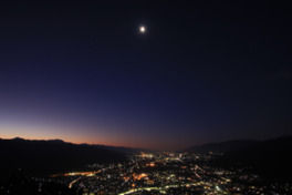 展望スポットから辰野町を望む。日が沈んだ直後の画像(写真提供：辰野町観光協会)