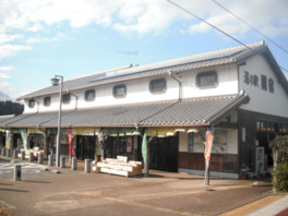 歴史ある「関宿」の街並みになじむ町屋風の駅舎