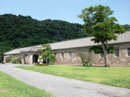 日本初の本格的洋式石造建築物である本館は重要文化財に指定されている