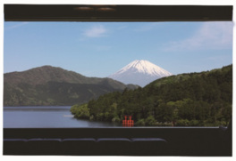 展望ラウンジからの芦ノ湖と富士山の眺望も素晴らしい