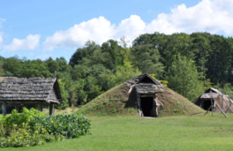 4000～4500年前の縄文時代中期後半の土屋根住居を復元