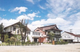 歴史ある笹屋旅館と2階建て土蔵造りの美術館