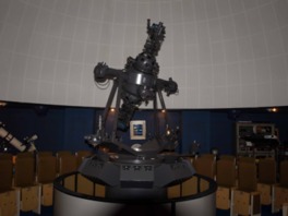 光学式プラネタリウム投影機を囲んで円形に座席が並ぶ