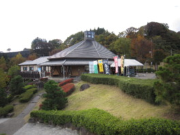 緑あふれる丘陵地の一角にある