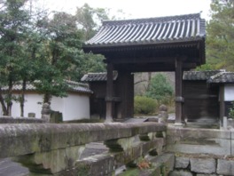 細川家の菩提寺は風格ある門構え