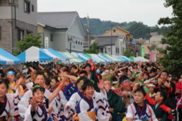 会場を盛り上げるバサラ踊り