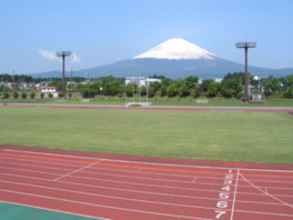 グラウンドから見える富士山は絶景