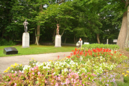 花と緑に囲まれた遊歩道