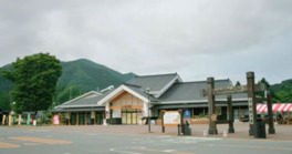 青森県の南玄関に位置し、建物は「庄屋屋敷と日本の古い家」風にデザインされた