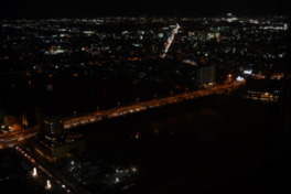 利根川にかかる群馬大橋のライトアップと街明かりが美しい