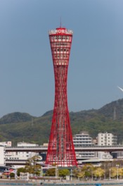 真っ赤な鼓形のタワーから神戸の町を一望