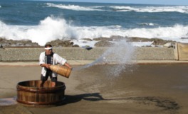 日本海を背景に伝統的な塩作りが行われる