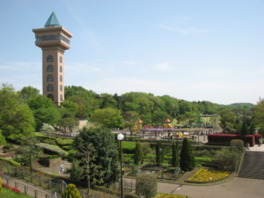 高さ55mの展望塔(展望室は高さ38m)は公園のシンボル