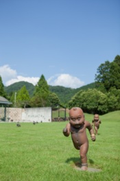 庭に展示された籔内佐斗司作「走る童子」