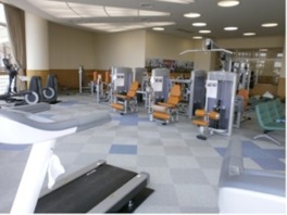 トレーニングルームは、24台のトレーニングマシン、フリーウェイトも充実している