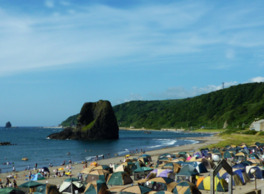 期間中は多くの人が海水浴とキャンプを楽しむ