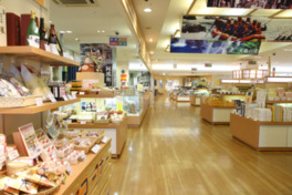 銘菓や地酒など、徳島県の特産品が揃う店内