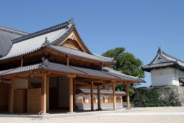 再建された佐賀城本丸。現在は県立の歴史博物館に