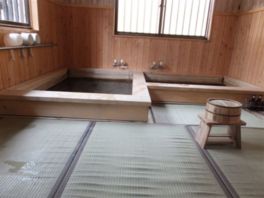 香りの良いヒノキ材を使用した浴槽と足元が冷えない畳床の浴室
