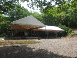 常設の集会テントがあり、雨天時も利用可能