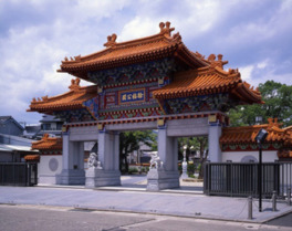 極彩色豊かな中国風楼門が印象的