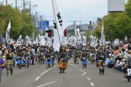 鎧兜に身を包んだ武者たちが迫力のパフォーマンスを披露