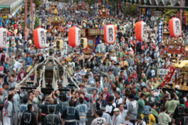 威勢のよいかつぎ手たちが神輿とともに練り歩く