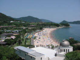 日本の快水浴場百選にも選ばれた美しい海が広がる