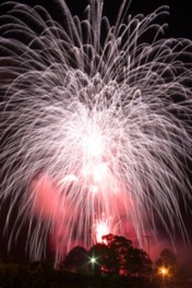 祭りのフィナーレを飾る豪快な花火に注目