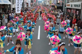たくさんの人が町内を踊り歩く花笠踊り大パレード