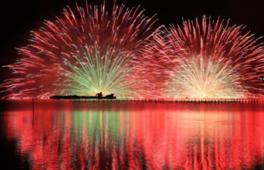 2000発もの花火が夜空と水面を彩る