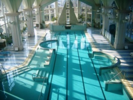 6m×24mの室内プールや全長47mの室内スライダーがある