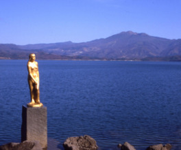 伝説の美少女たつこ像と瑠璃色の湖面が美しい夏の田沢湖