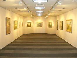 絵画の展示風景。その他、陶磁器などの展示もしている