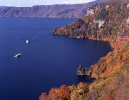湖の青と山々のもえるような紅、黄のコントラストが美しい