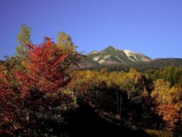 山頂に冠雪が降りれば三段紅葉を眺めることも
