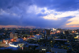 夕暮れ時、南西方向には木更津の街と海が見える