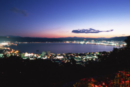 夕暮れ時の諏訪湖と街の灯りが美しい