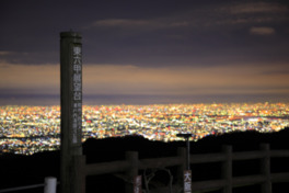 眼下に大阪平野の華やかな夜景が広がる