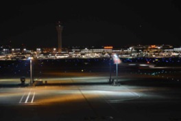 A滑走路を挟んで国内線の第1ターミナルと管制塔が見える