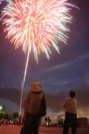 祭りのフィナーレを締めくくる鮮やかな花火が夜空を照らす