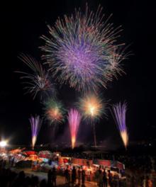 趣向を凝らした約6000発の花火が夜空を照らし出す