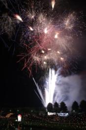 灯籠のほのかな光と轟々と花開く花火のコントラストが見もの