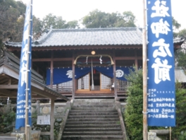 松岡神社から祭礼行列がスタートする