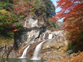 赤や黄に染まる山々の間を流れ落ちる滝に圧倒